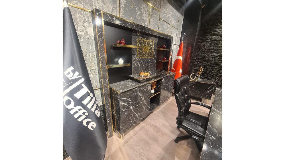 Siyah mermer desenli ve parlak altın metal detaylı Ultra Lüks yönetici masa takımı, kapitoneli Chester deri koltuklar ile birlikte lüks ofis ortamında sergileniyor.